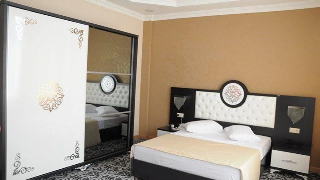 Grand Georgian Palace Batumi Esterno foto