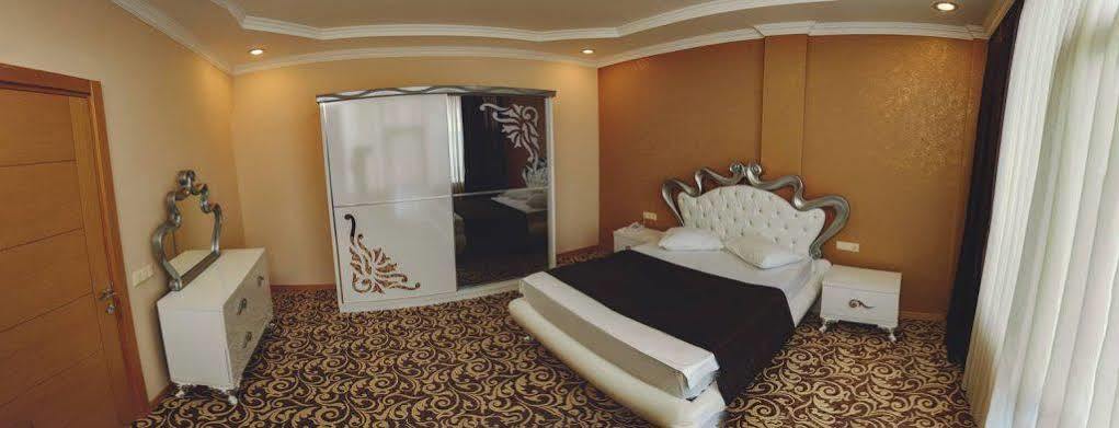 Grand Georgian Palace Batumi Esterno foto